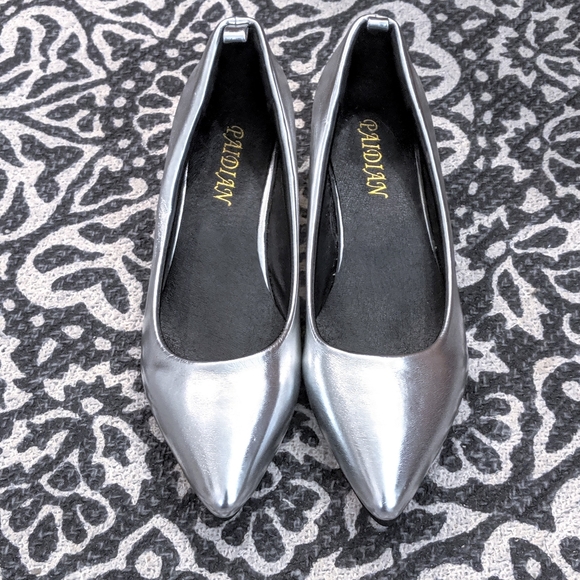 Silver Heels - Picture 3 of 3